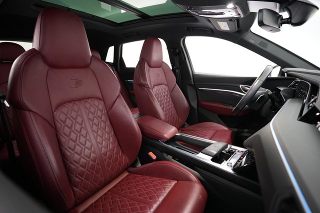 2022 Audi e-tron — photo 18 of 21