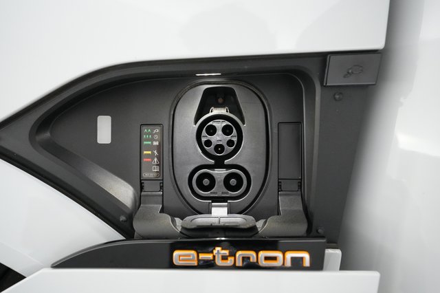 2022 Audi e-tron — photo 8 of 21