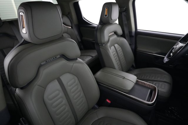 2022 Rivian R1T — photo 18 of 23