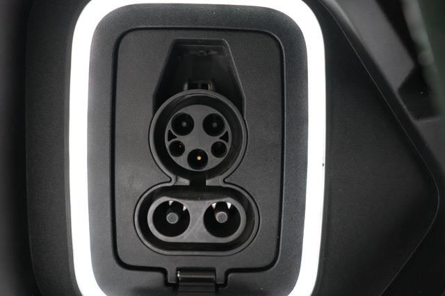 2022 Rivian R1T — photo 8 of 23