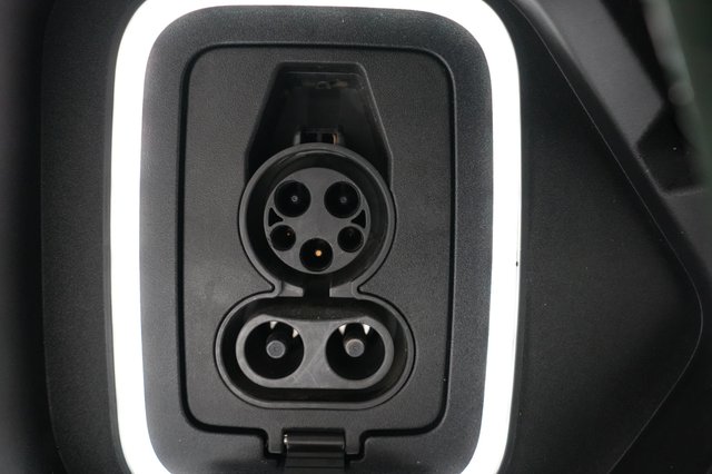 2022 Rivian R1T — photo 8 of 23