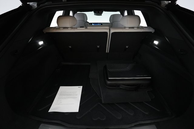 2024 Cadillac Lyriq — photo 6 of 33