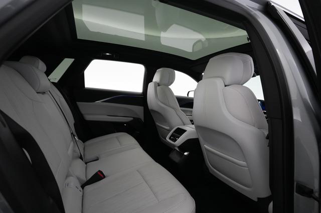 2024 Cadillac Lyriq — photo 4 of 33