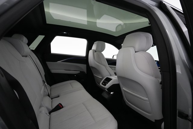 2024 Cadillac Lyriq — photo 4 of 33
