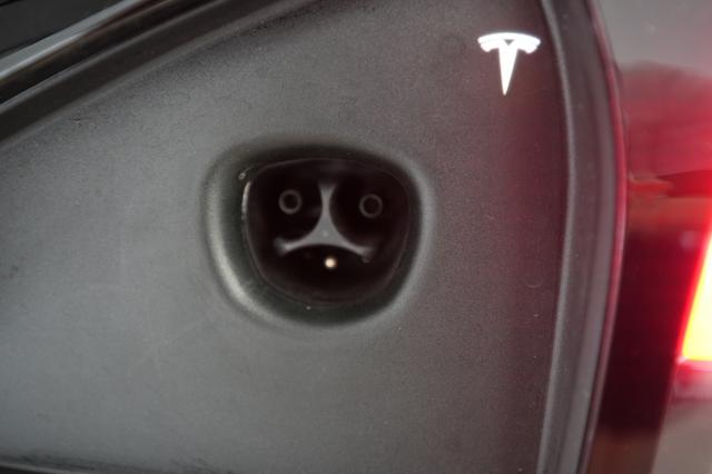 2022 Tesla Model S — photo 8 of 22
