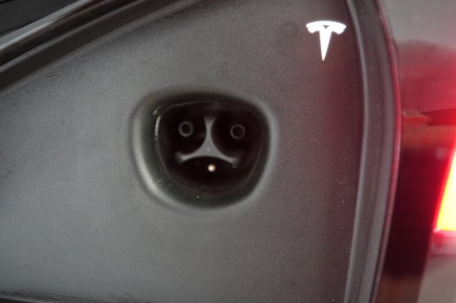 2022 Tesla Model S — photo 8 of 22