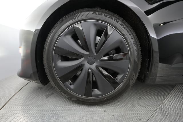2022 Tesla Model S — photo 7 of 22