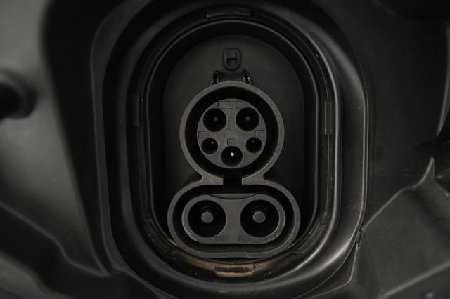 2022 MINI Cooper SE — photo 8 of 20