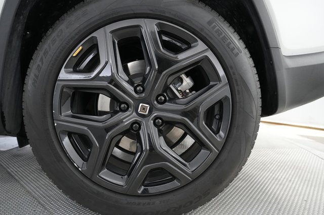 2024 Rivian R1S — photo 15 of 25