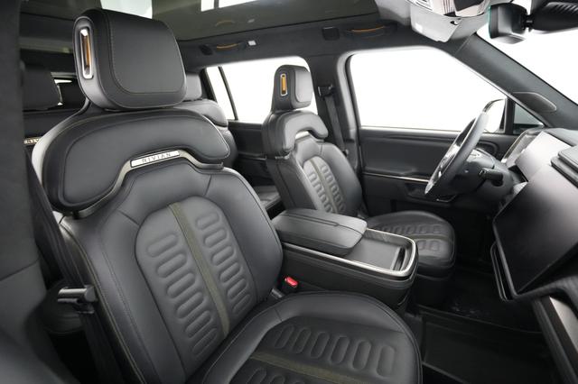 2024 Rivian R1S — photo 3 of 25