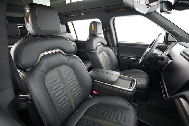 2024 Rivian R1S — photo 3 of 25