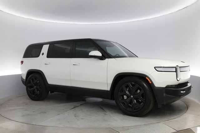 2024 Rivian R1S — photo 11 of 25
