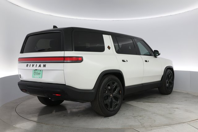 2024 Rivian R1S — photo 2 of 25