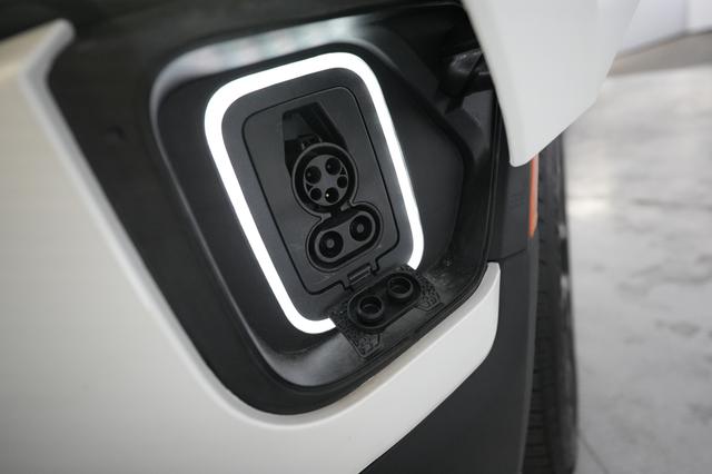 2024 Rivian R1S — photo 8 of 25