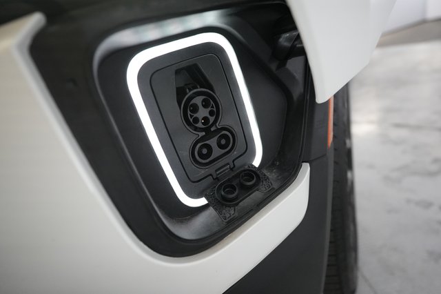 2024 Rivian R1S — photo 8 of 25