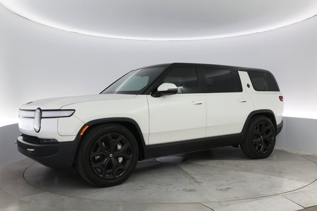 2024 Rivian R1S — photo 14 of 25