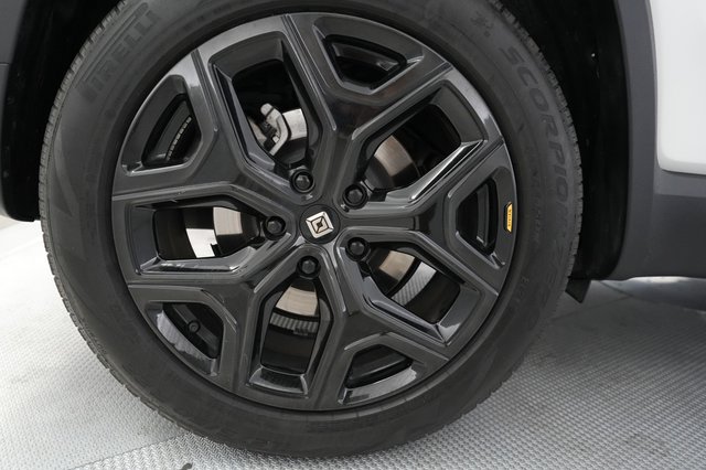 2024 Rivian R1S — photo 17 of 25