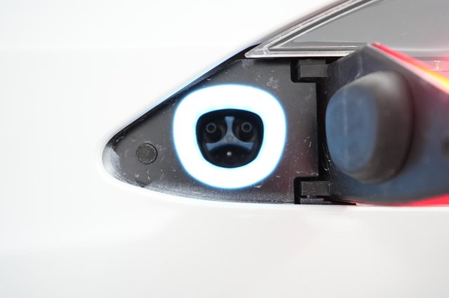 2022 Tesla Model S — photo 8 of 25