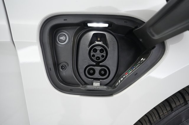 2021 Porsche Taycan — photo 8 of 23