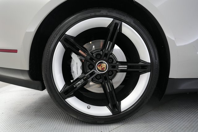 2021 Porsche Taycan — photo 17 of 23