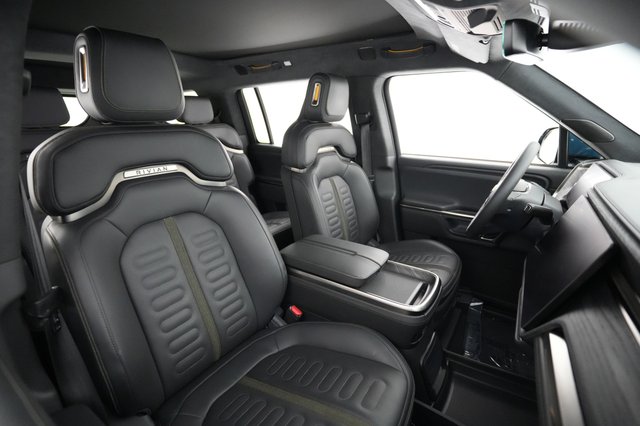 2023 Rivian R1S — photo 19 of 25