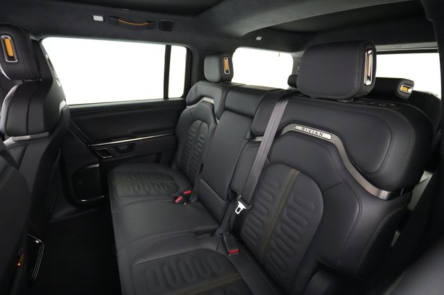 2023 Rivian R1S — photo 18 of 25