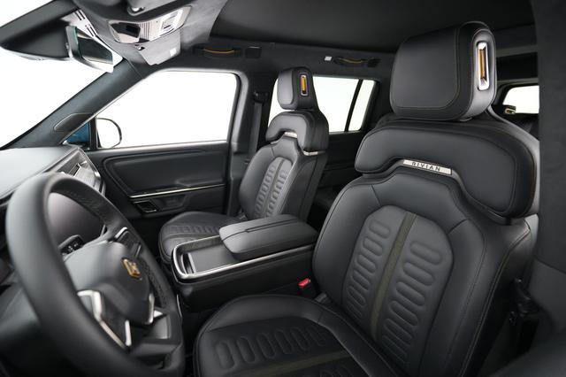 2023 Rivian R1S — photo 3 of 25
