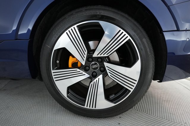 2022 Audi e-tron — photo 16 of 27