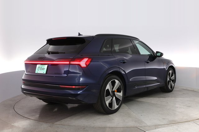 2022 Audi e-tron — photo 2 of 27