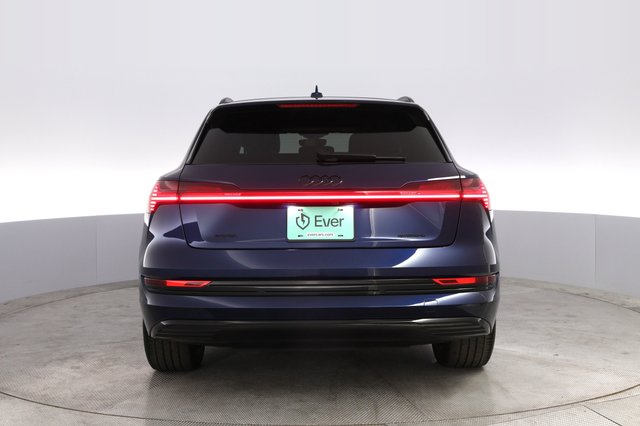 2022 Audi e-tron — photo 12 of 27