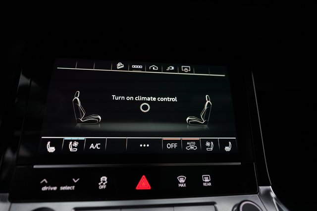 2022 Audi e-tron — photo 21 of 27