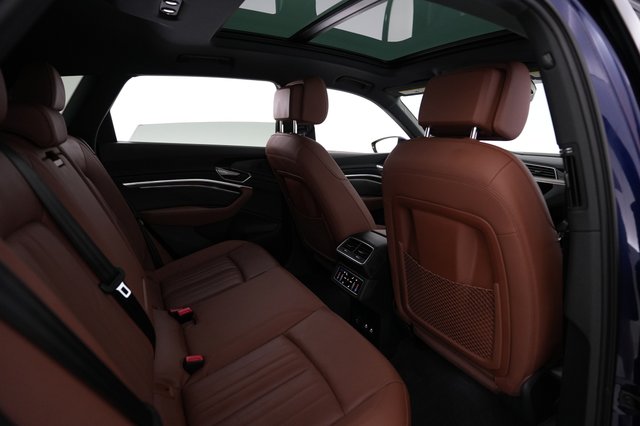 2022 Audi e-tron — photo 19 of 27