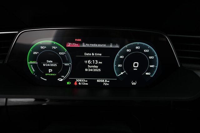2022 Audi e-tron — photo 5 of 27