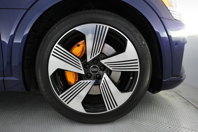 2022 Audi e-tron — photo 17 of 27