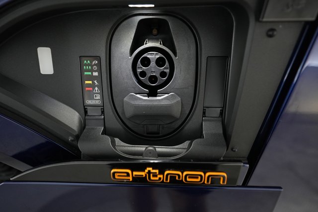 2022 Audi e-tron — photo 8 of 27