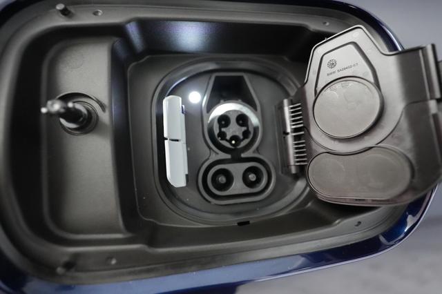 2023 BMW i4 — photo 8 of 22