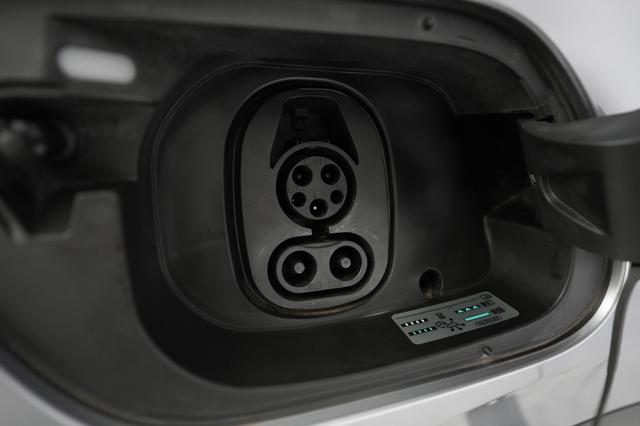 2023 Volkswagen ID.4 — photo 8 of 21