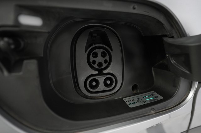 2023 Volkswagen ID.4 — photo 8 of 21
