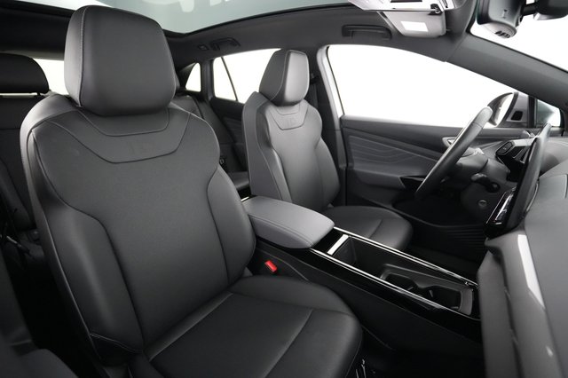 2023 Volkswagen ID.4 — photo 18 of 21
