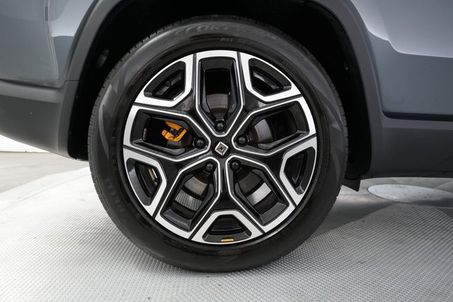2023 Rivian R1S — photo 17 of 24