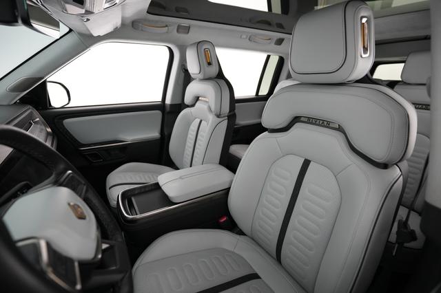 2023 Rivian R1S — photo 3 of 24