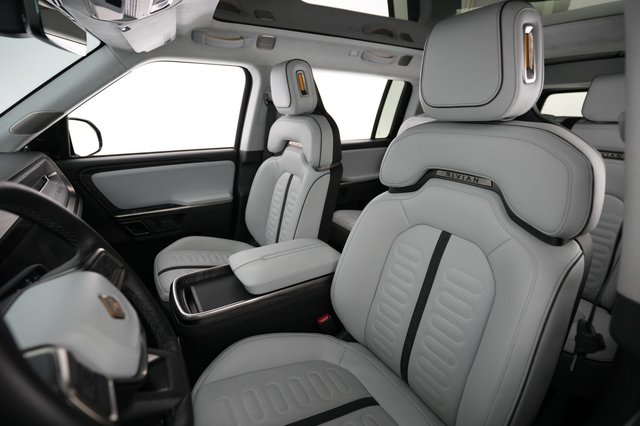 2023 Rivian R1S — photo 3 of 24