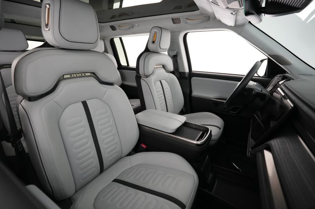 2023 Rivian R1S — photo 18 of 24