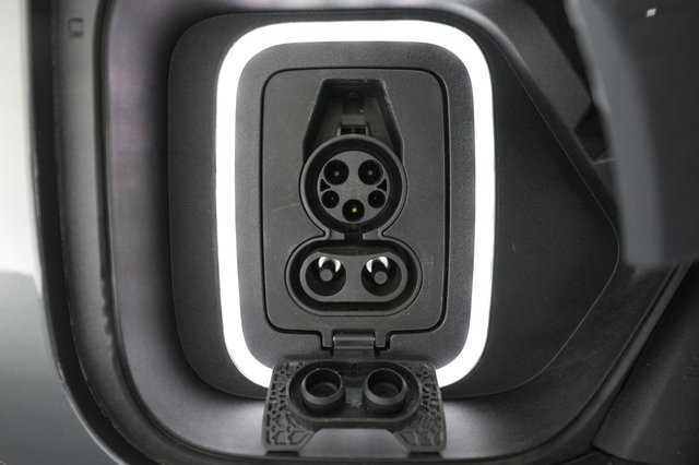 2023 Rivian R1S — photo 8 of 24