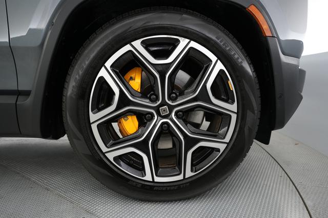 2023 Rivian R1S — photo 7 of 24