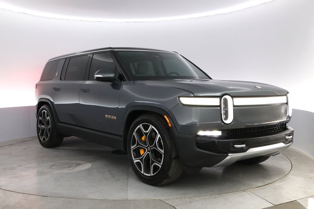 2023 Rivian R1S — photo 10 of 24