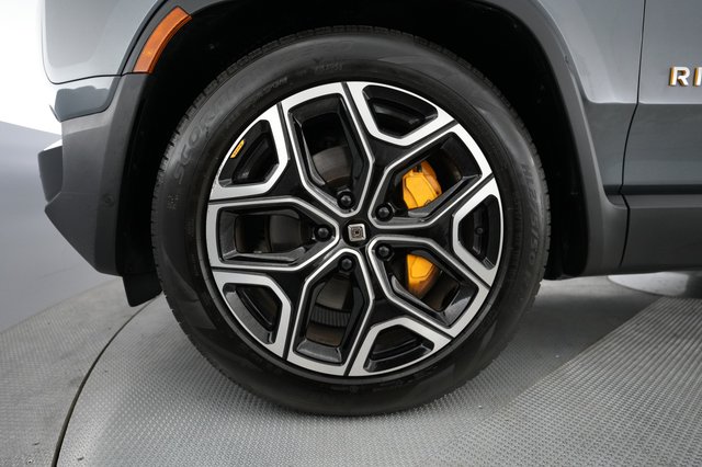 2023 Rivian R1S — photo 16 of 24