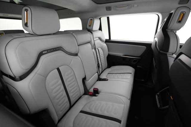 2023 Rivian R1S — photo 4 of 24