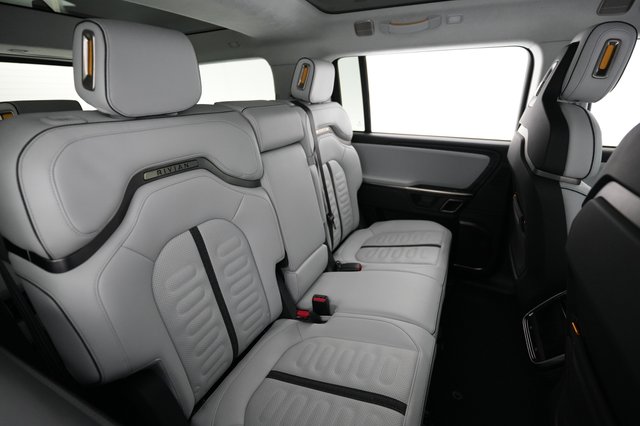 2023 Rivian R1S — photo 4 of 24