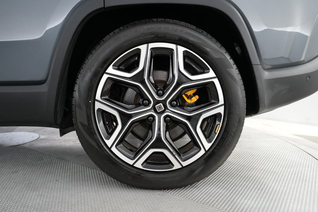 2023 Rivian R1S — photo 15 of 24